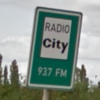 Radio City 93.7 FM. Informativní dopravní značka v Praze na Pankráci. Foto: Google.cz