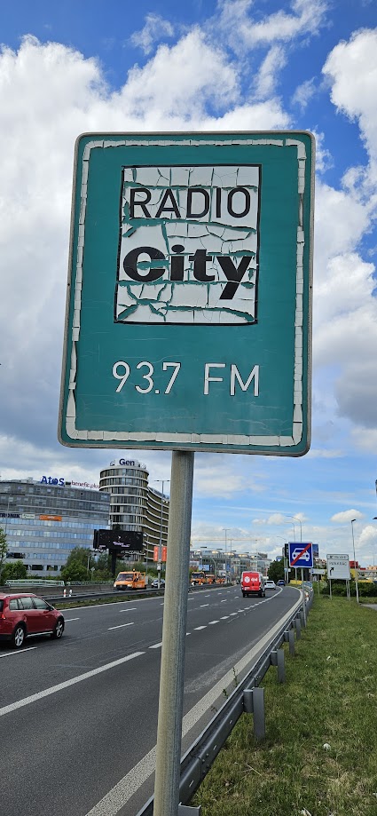 Cedule Radio City 93.7 FM Praha Pankrác magistrála