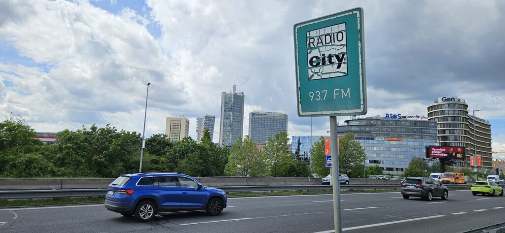 Cedule Radio City 93.7 FM Pankrác