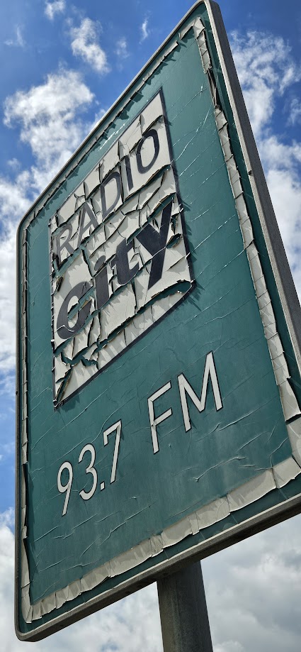 Cedule Radio City 93.7 FM Pankrác
