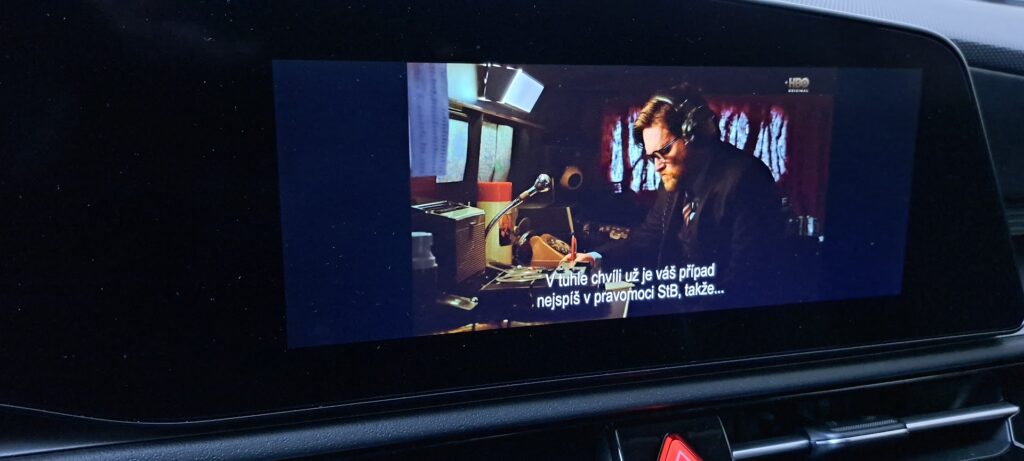 Video v Kia Niro EV. Funguje pouze ve stojícím vozidle, zde konkrétně seriál HBO Bez vědomí s Martinem Kubačákem.